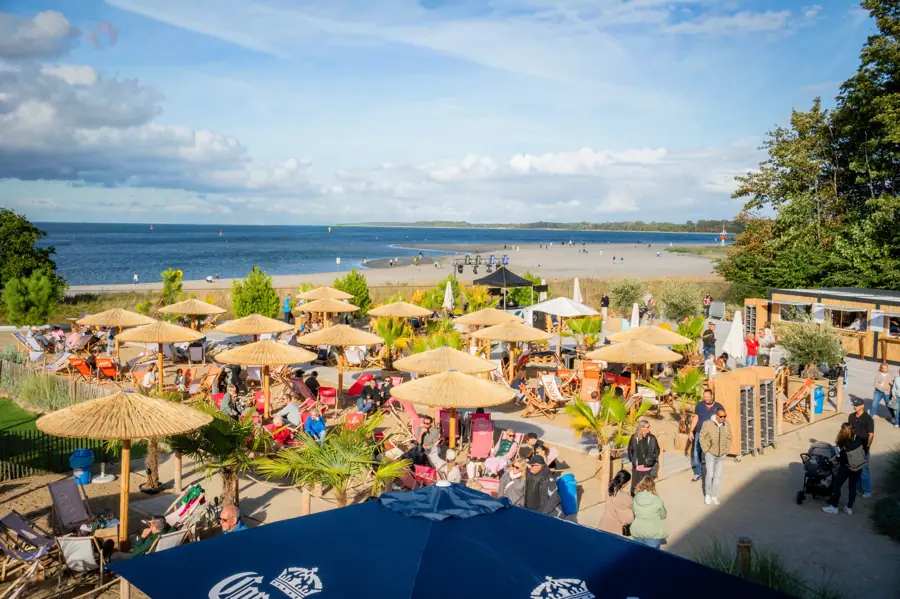 Der VIEW Beach von oben mit Blick über die Ostsee