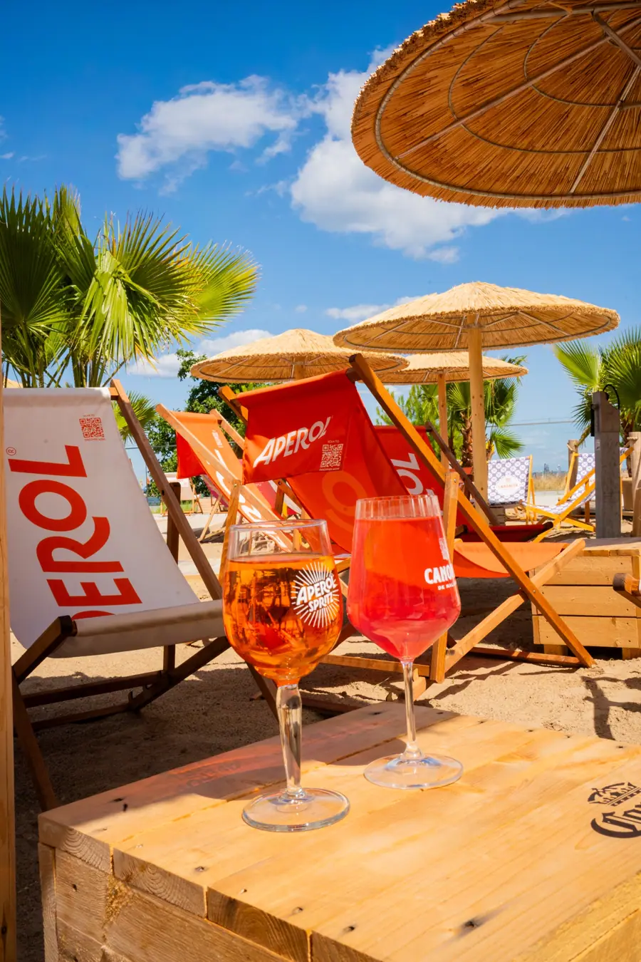 Aperol und Canonita Spritz vor den Liegestühlen
