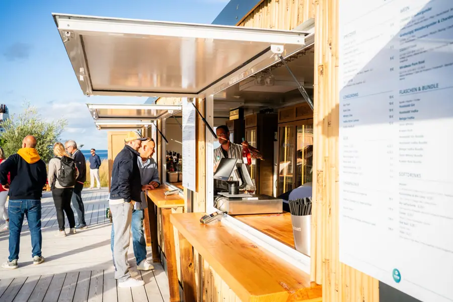 Die Bar im Barcontainer mit Getränkekarte
