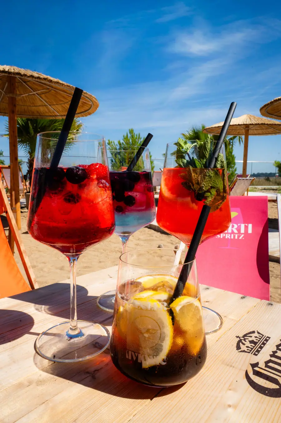 Bunte Spritz unter blauem Himmel