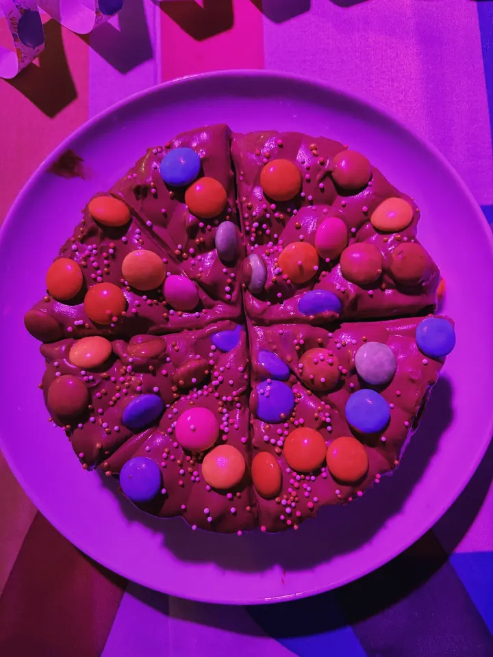 Schoko-Pizza mit bunten Schokolinsen