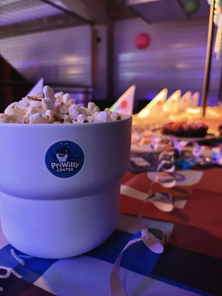Popcorn im PriWilly-Becher auf dem Geburtstagstisch