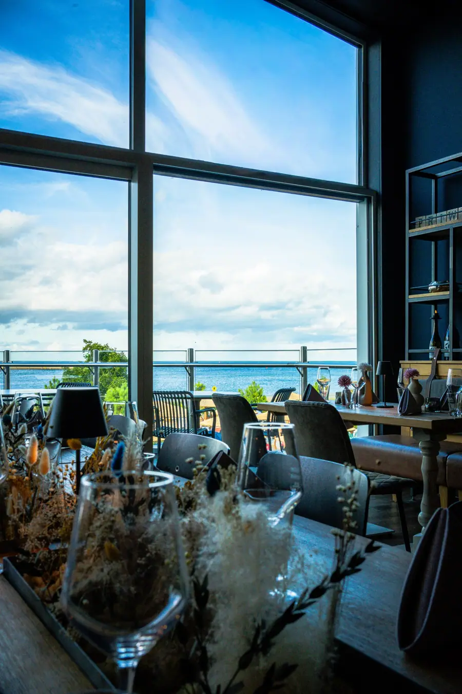 Blick durch die großen Fenster auf die Ostsee