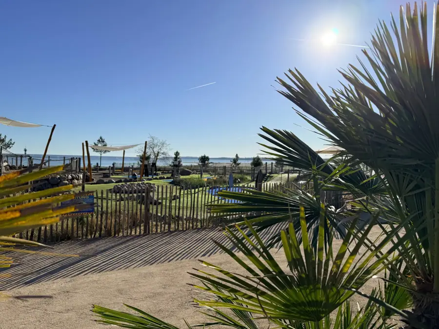 Adventure-Golf-Anlage am Priwall mit Blick auf die Ostsee
