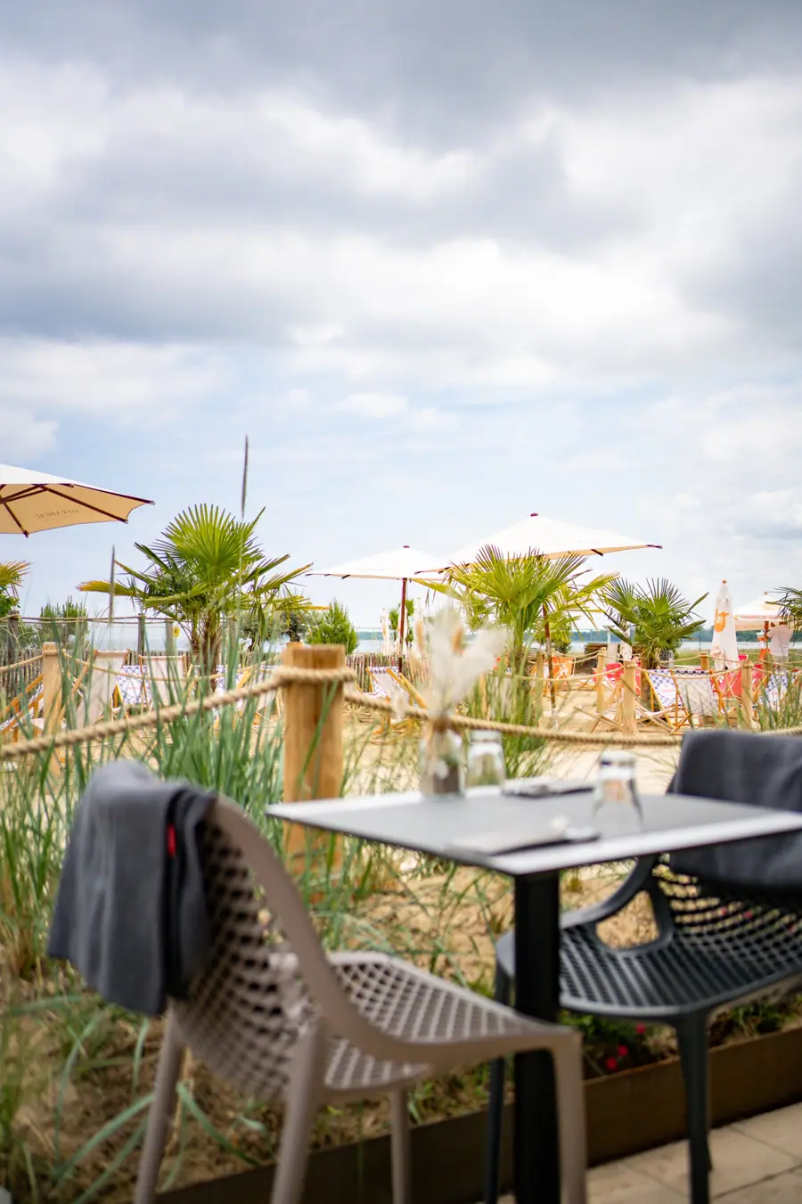 Tisch auf der Terrasse mit Blick auf den Beach