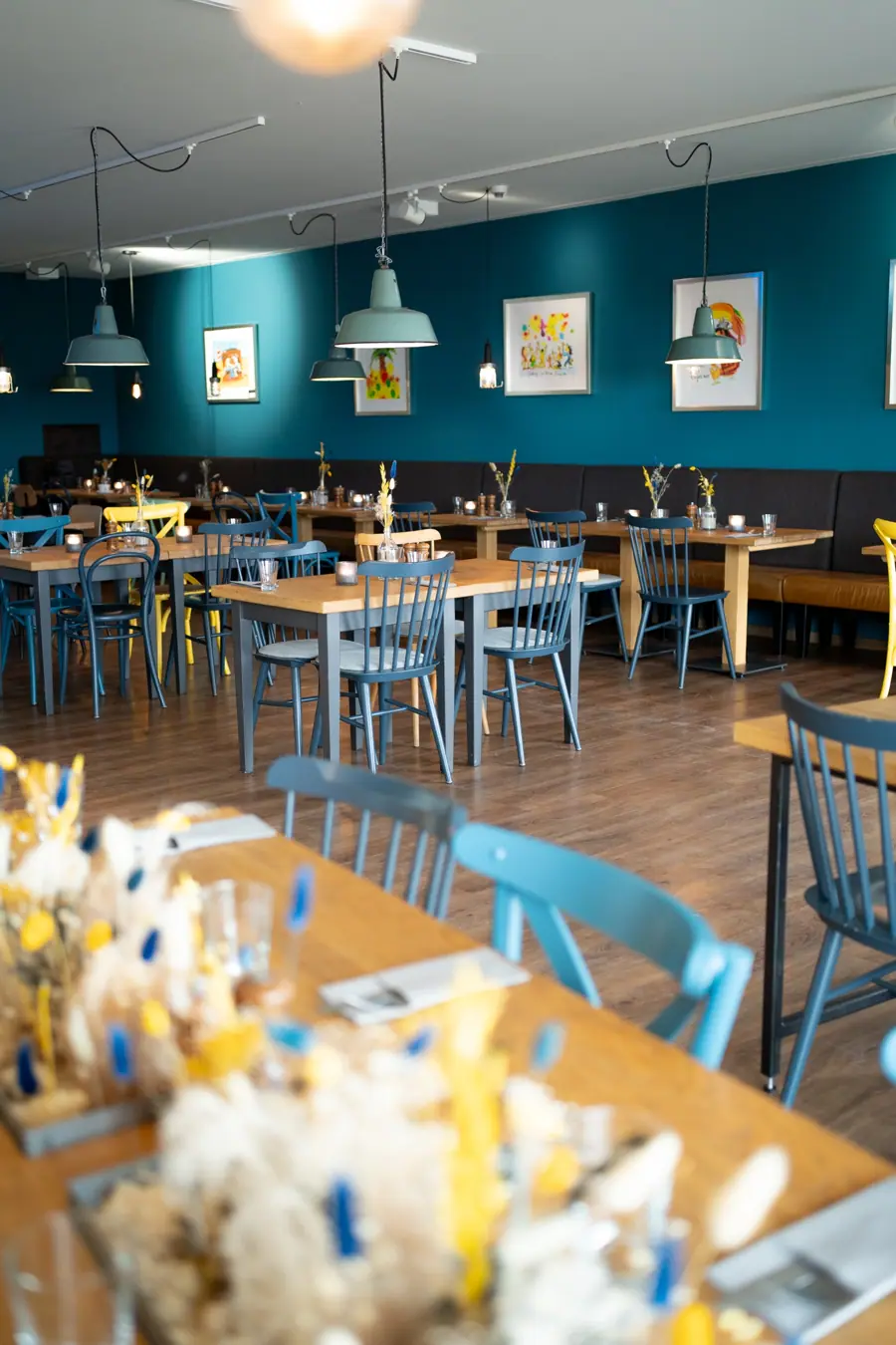 Das Restaurant mit petrolfarbener Wand