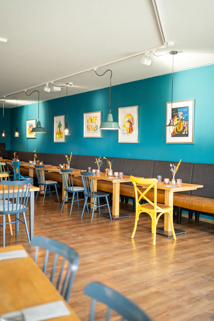 Sitzbank und Bilder im Restaurant