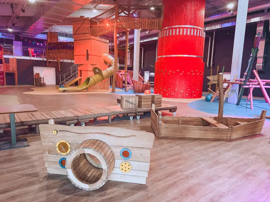 Indoor-Spielwelt mit Holzschiff und Rutsche