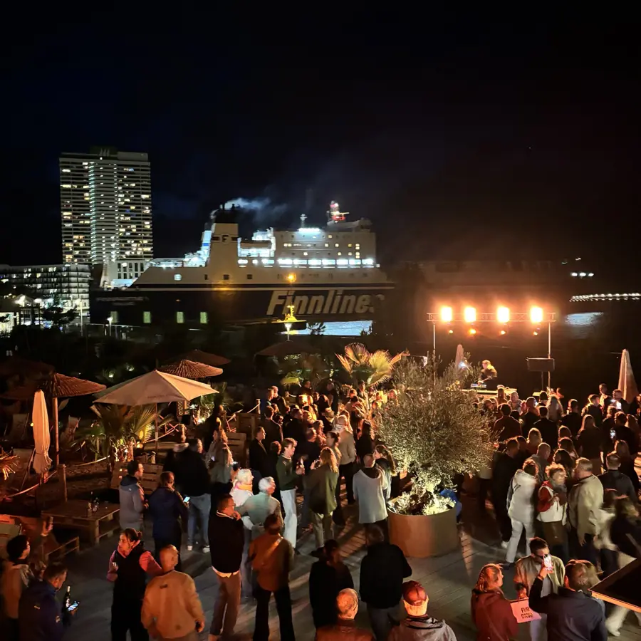 Party am Abend mit der Finnlines-Fähre im Hintergrund