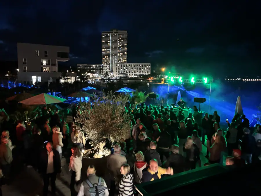Tanzfläche mit Lichtshow und Maritim-Hochhaus