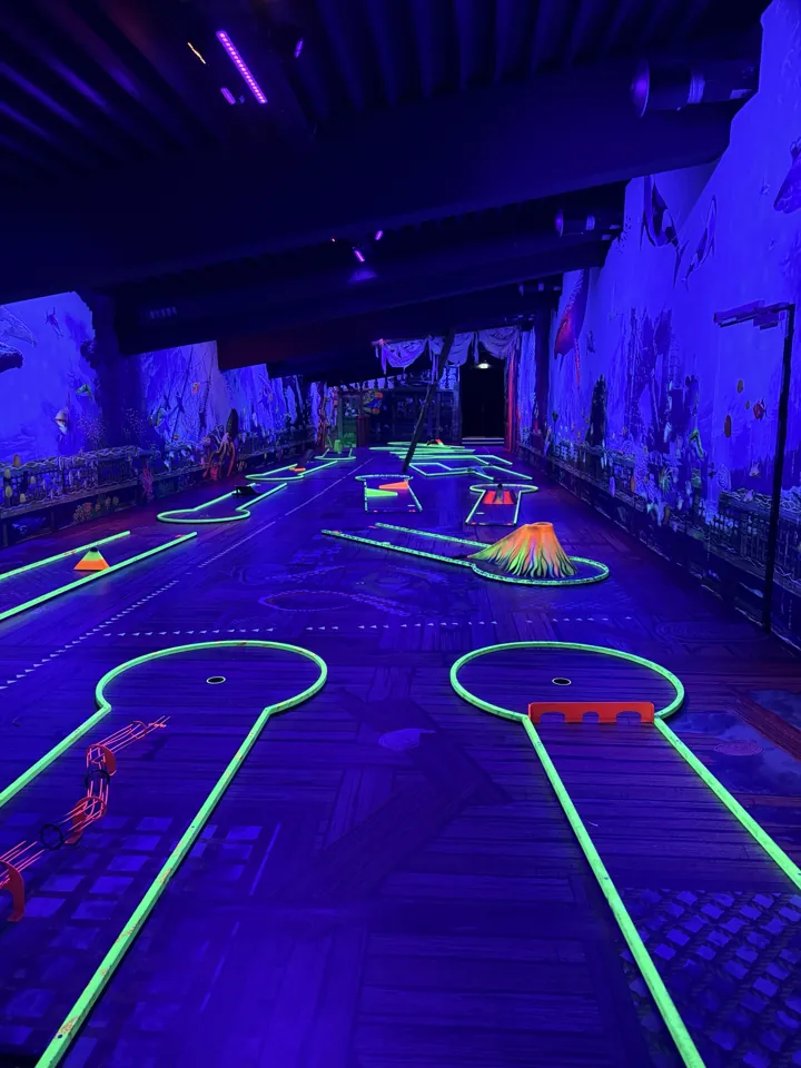 Leuchtende Minigolf-Bahnen im Schwarzlicht