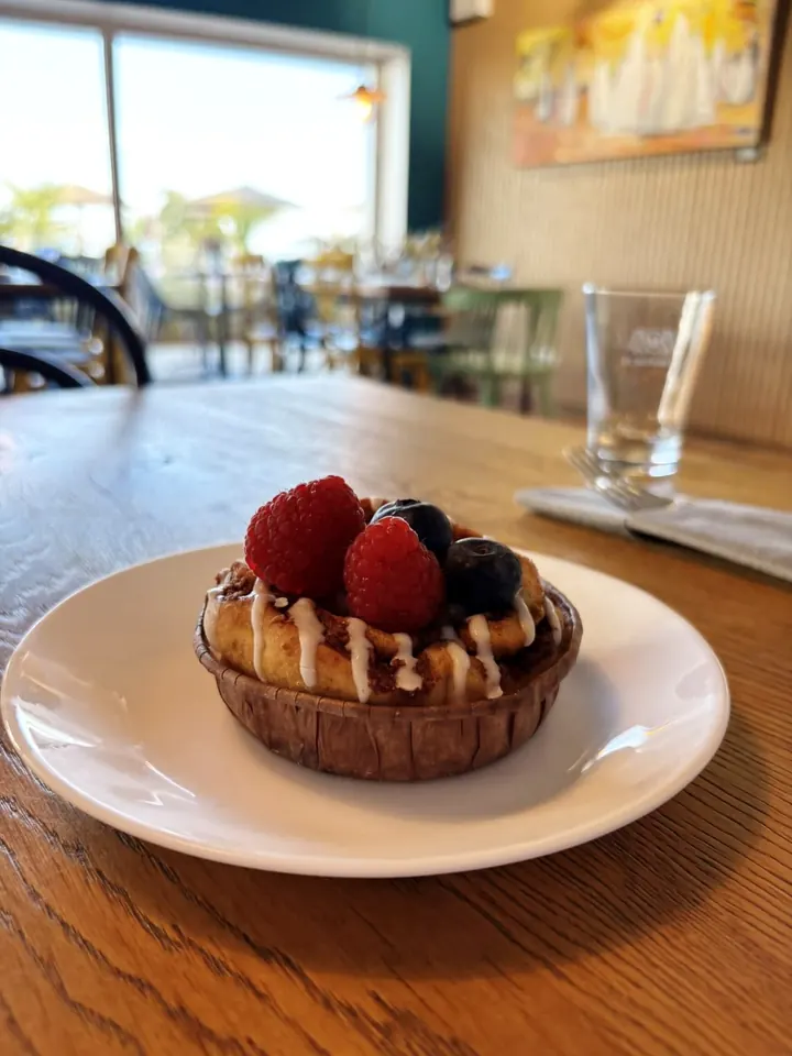 Beerentörtchen mit Himbeeren und Blaubeeren